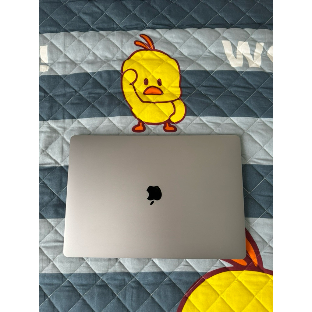 Macbook Pro 16 inci core i9 tahun 2019