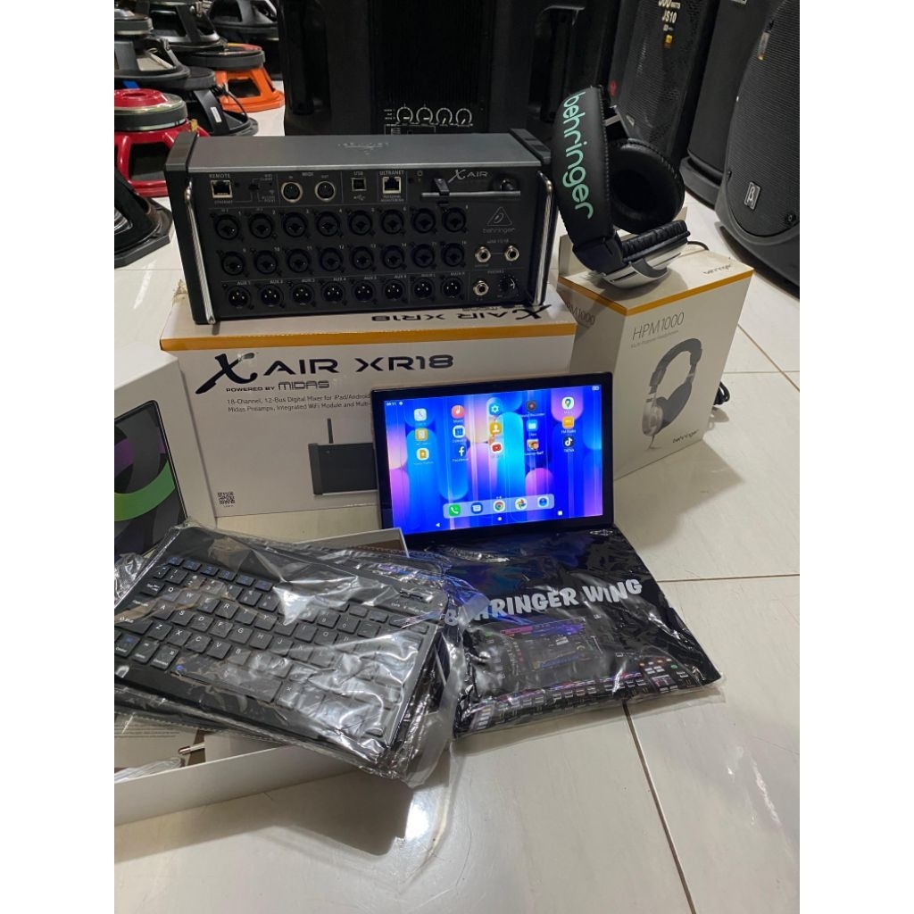 Behringer XR18 Xair18 XR-18 18-Channel, Bus Digital Mixer and Multi-Channel USB Audio Interface / In