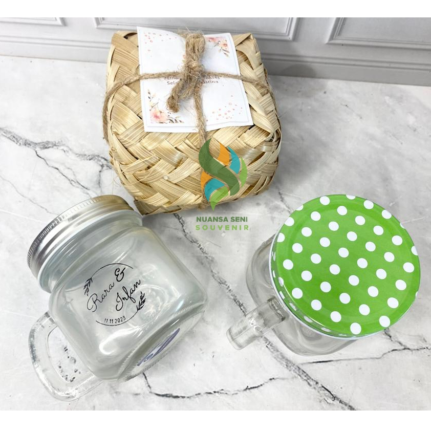 Souvenir Pernikahan Gelas Mug Jar Kaca Mini Tutup Kaleng Cangkir Minum Tumbler Gagang Sablon