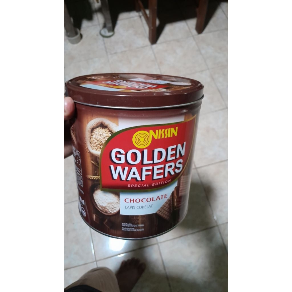 kaleng biskuit bekas