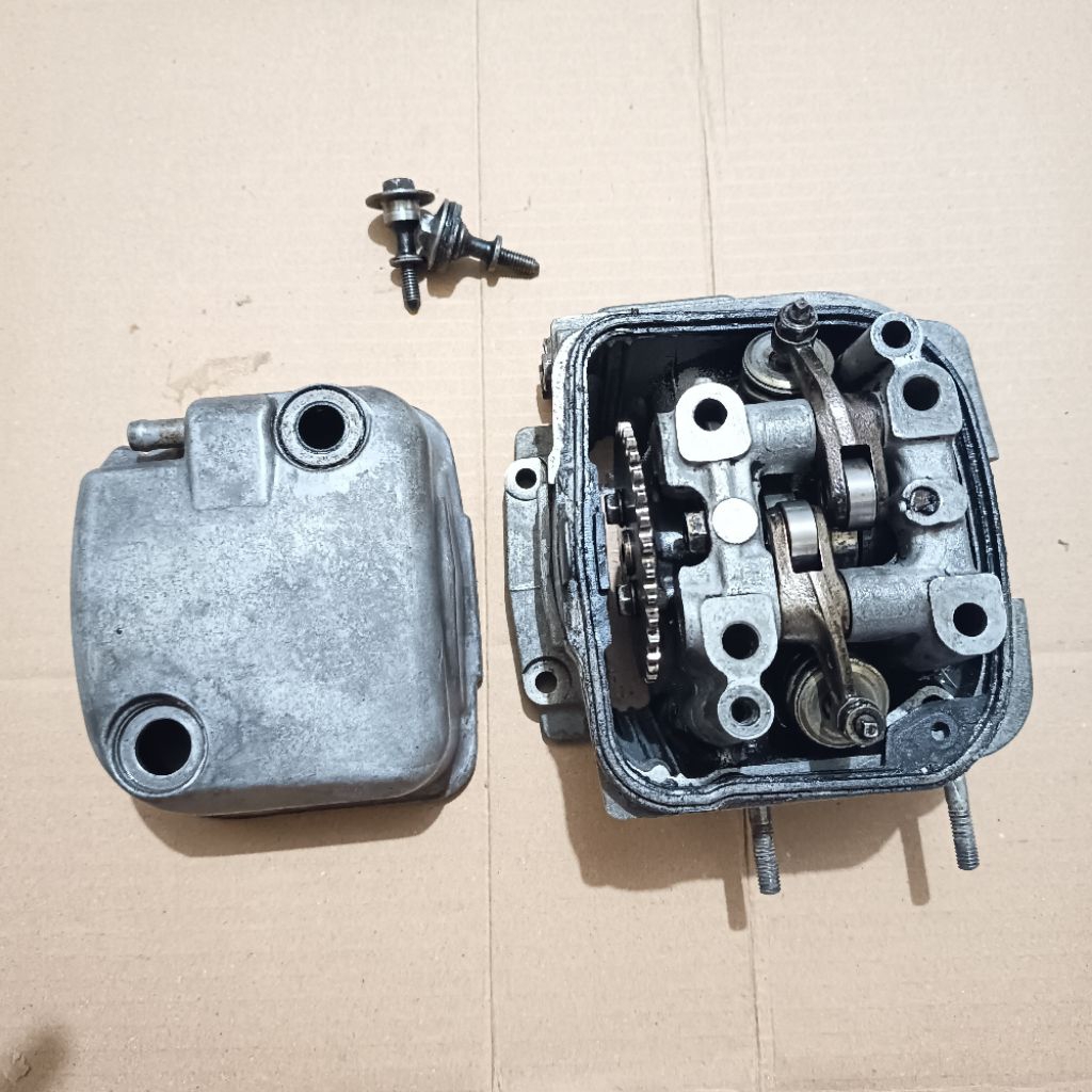 Blok Cylinder Head Blok Head fulset komplit isinya Honda Beat Karbu Honda Scoopy Karbu Original KVY