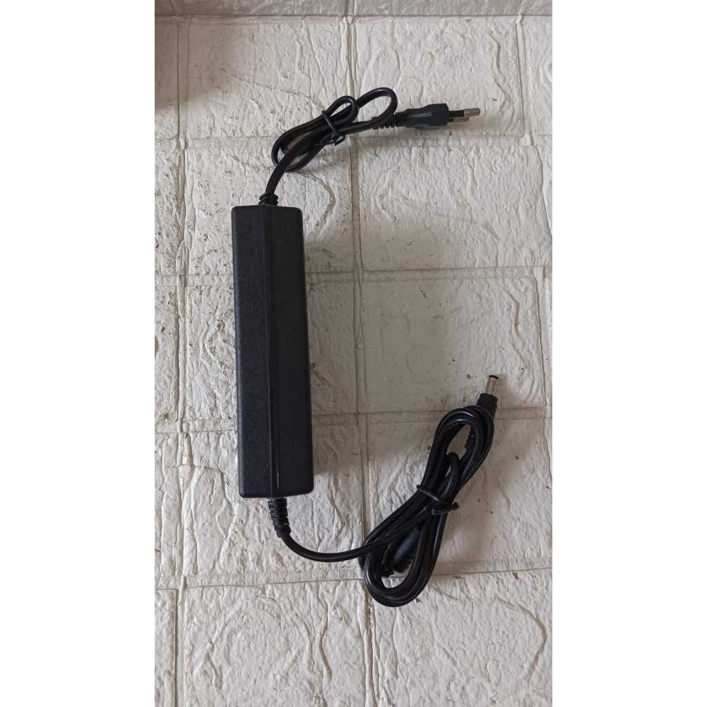 AC/DC ADAPTOR OUTPUT : DC12V 2000mA MODEL : 1220 INPUT : AC100V ~ 240V 50-60Hz
