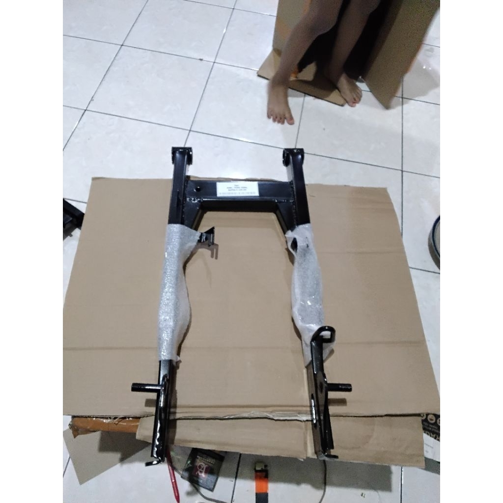 Swing Arm Honda Supra X 125 DD cakram belakang Motor Supra X 125 DD Hitam dan Crom