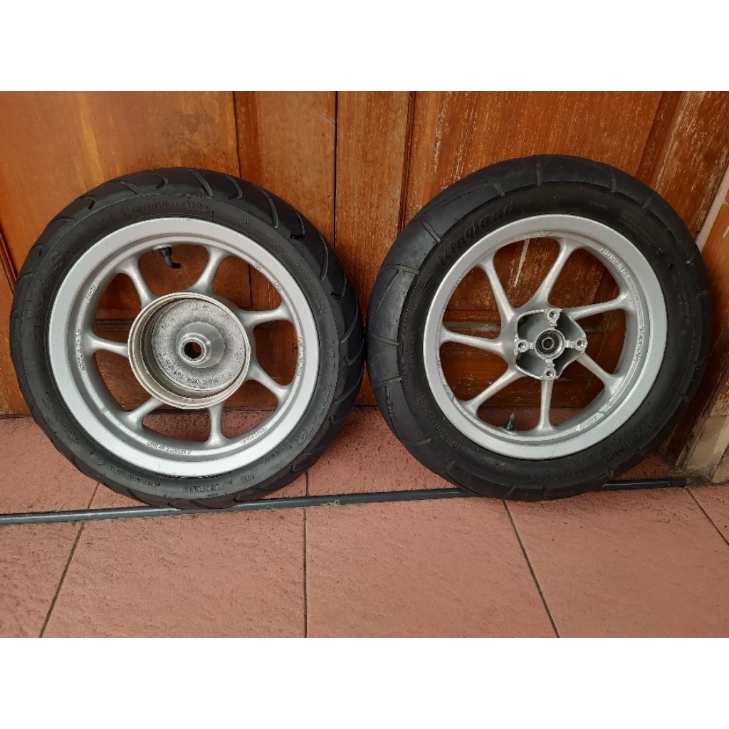 velg ori scoopy warna silver (cat velg masih ori) + ban