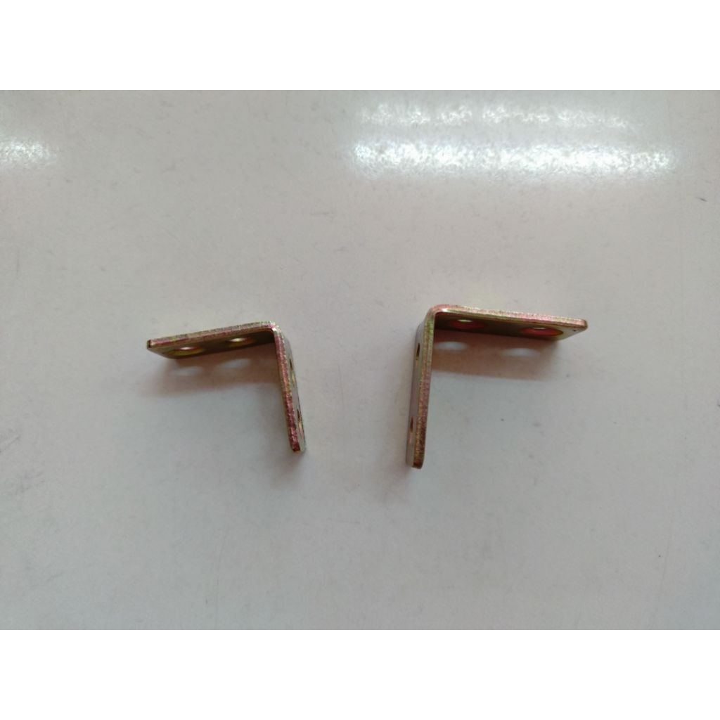 Klem besi siku 2,5 cm x 2,5 cm tebal 2 mm