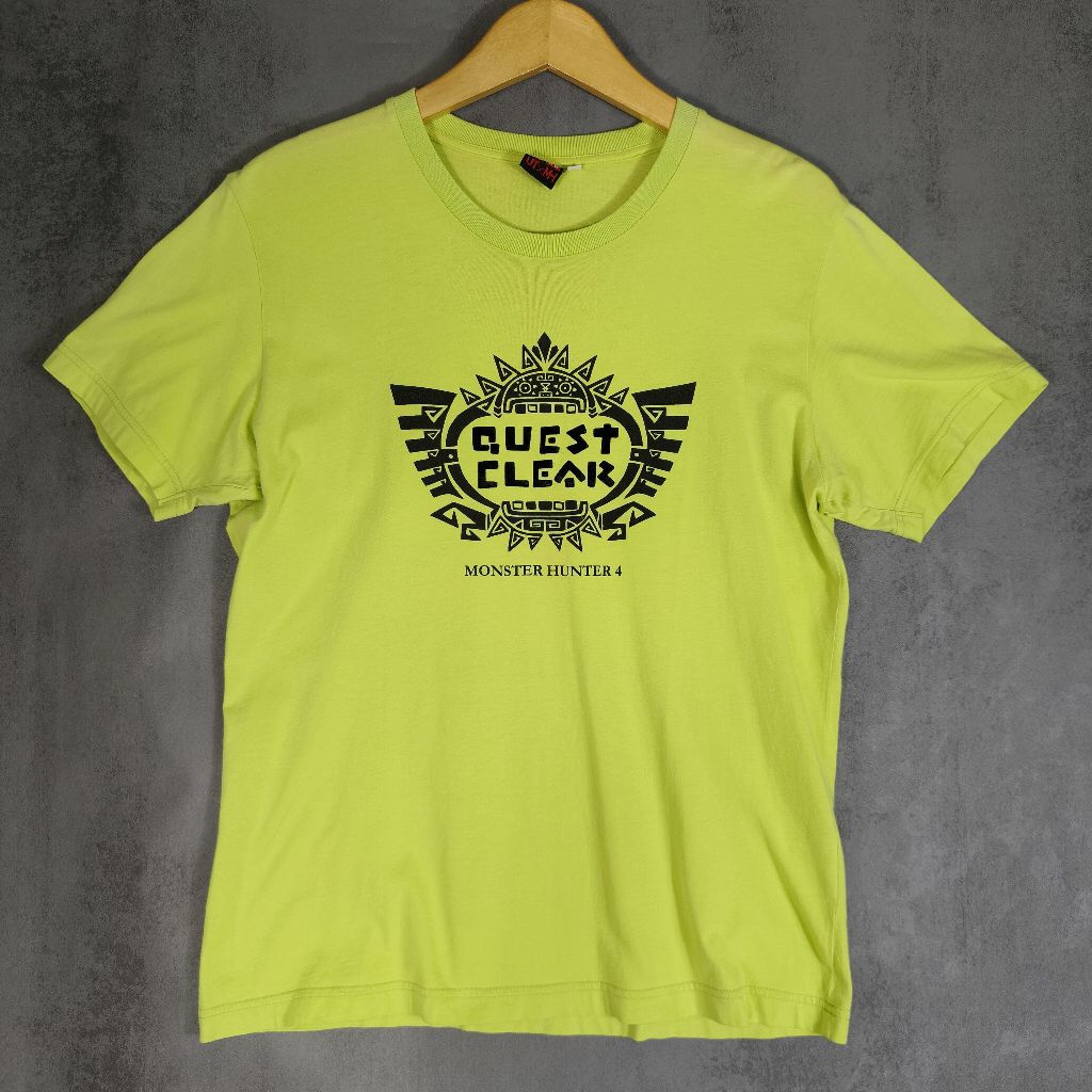 Kaos Uniqlo x Monster hunter