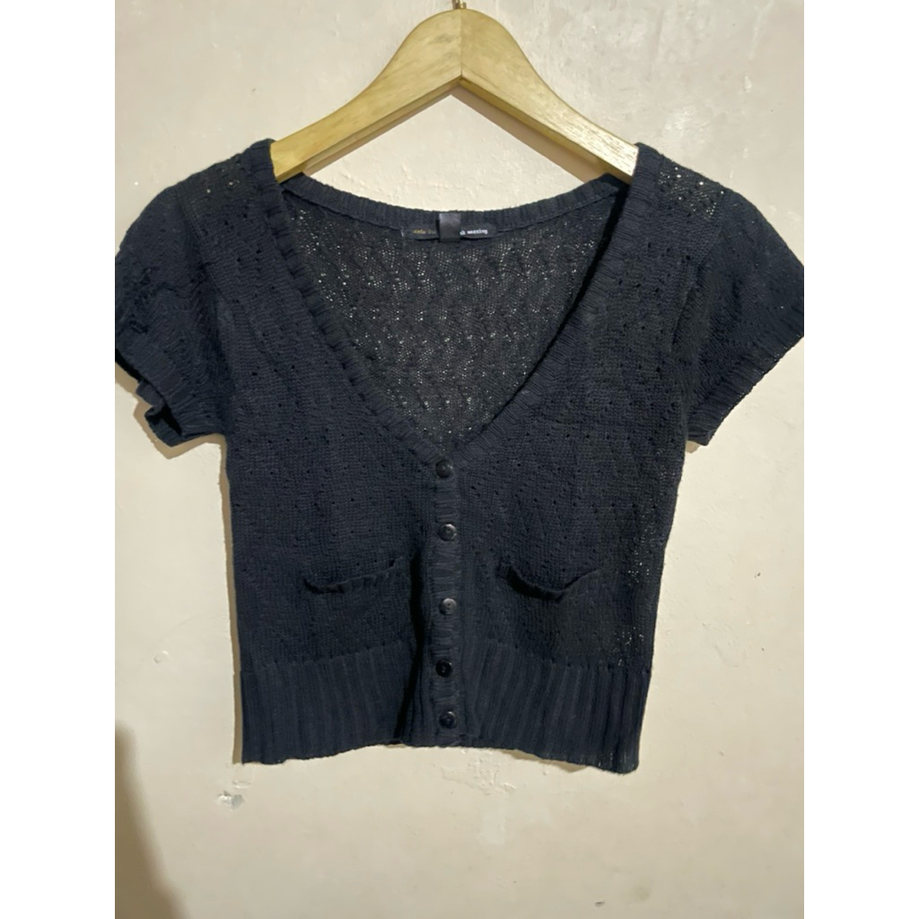 Cardigan Rajut Crop Wanita hitam – Kancing Depan Lengan Pendek