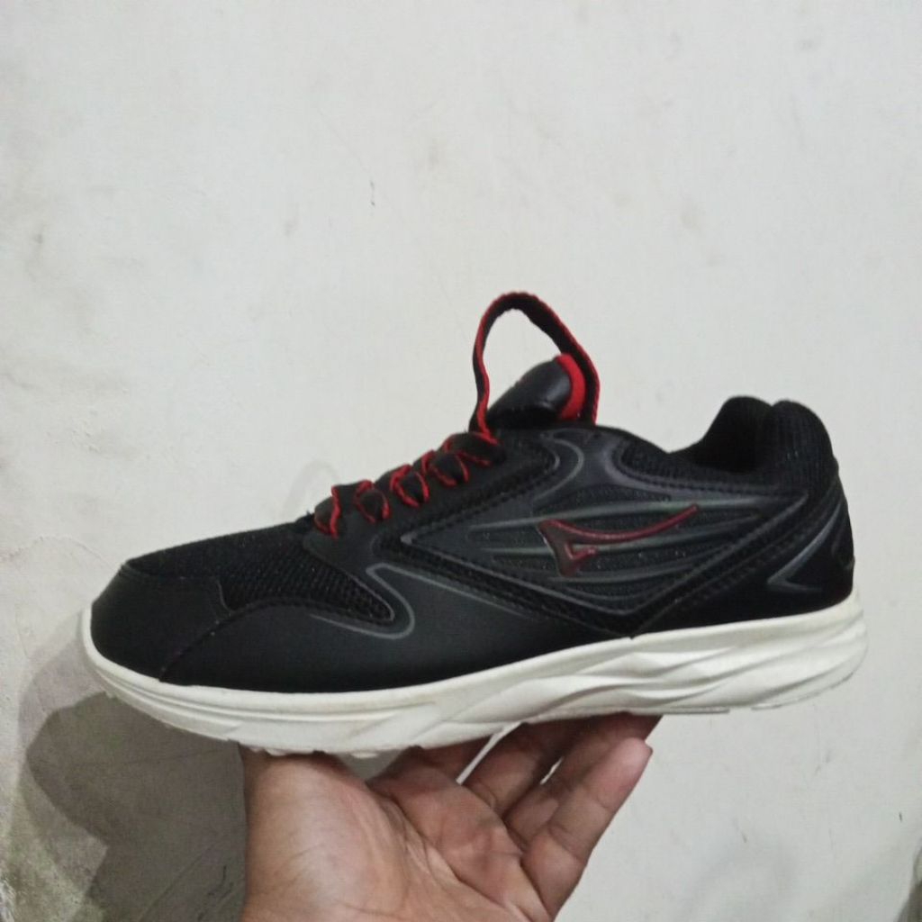 sepatu ardiles original hitam putih