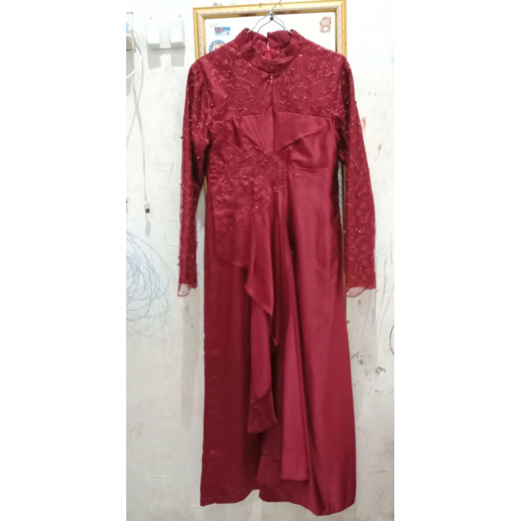 Gamis brukat kondangan warna marun
