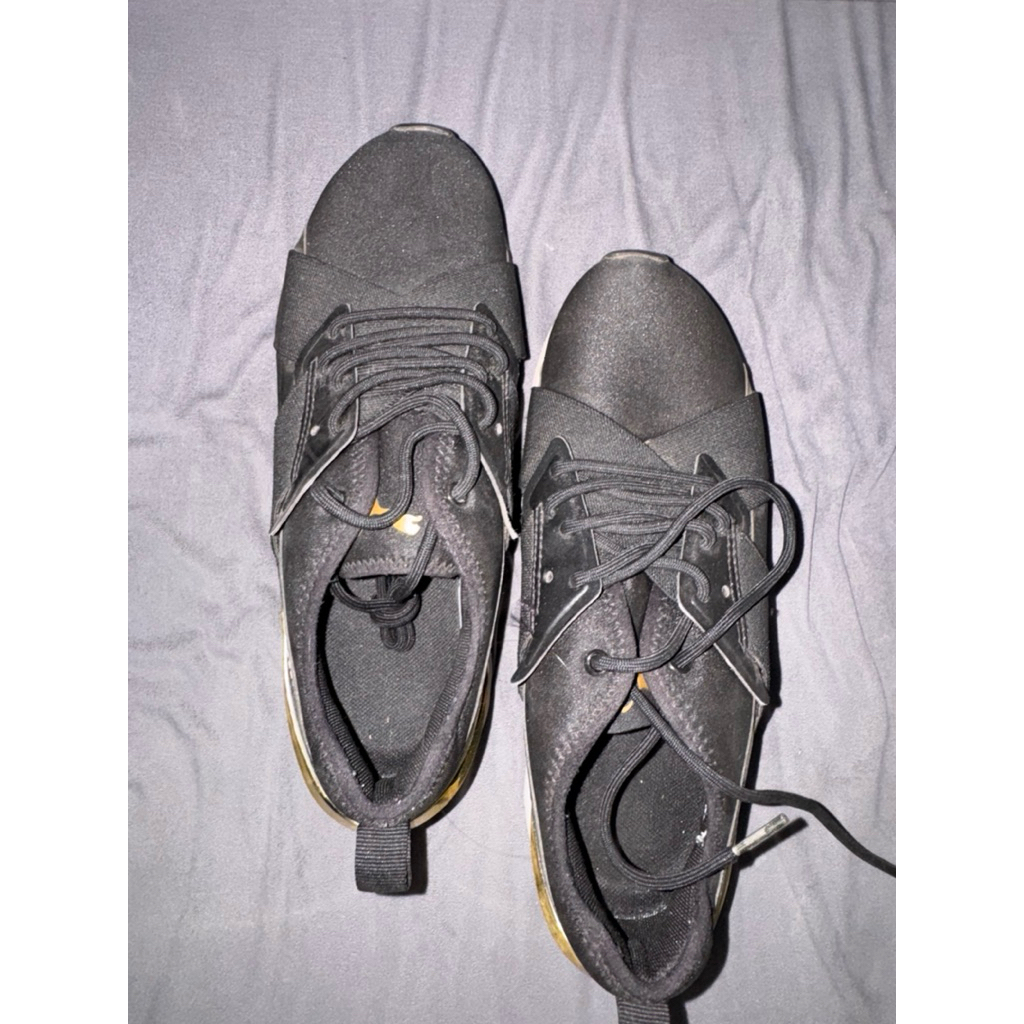 Preloved sepatu puma size 39 Hitam gold