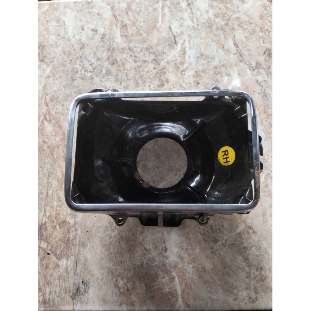 Batok Lampu Depan Isuzu Elf Lama - Nissan UD