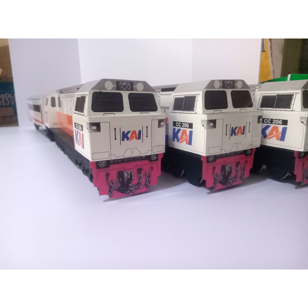 Mainan kereta api besar cc206+3 gerbong