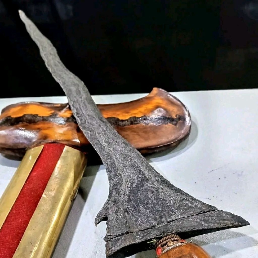 Keris Sepuh Carubuk Pamor Ngulit Semongko Tangguh Pajajaran Warangka Gayaman Solo Kayu Timoho Kendit
