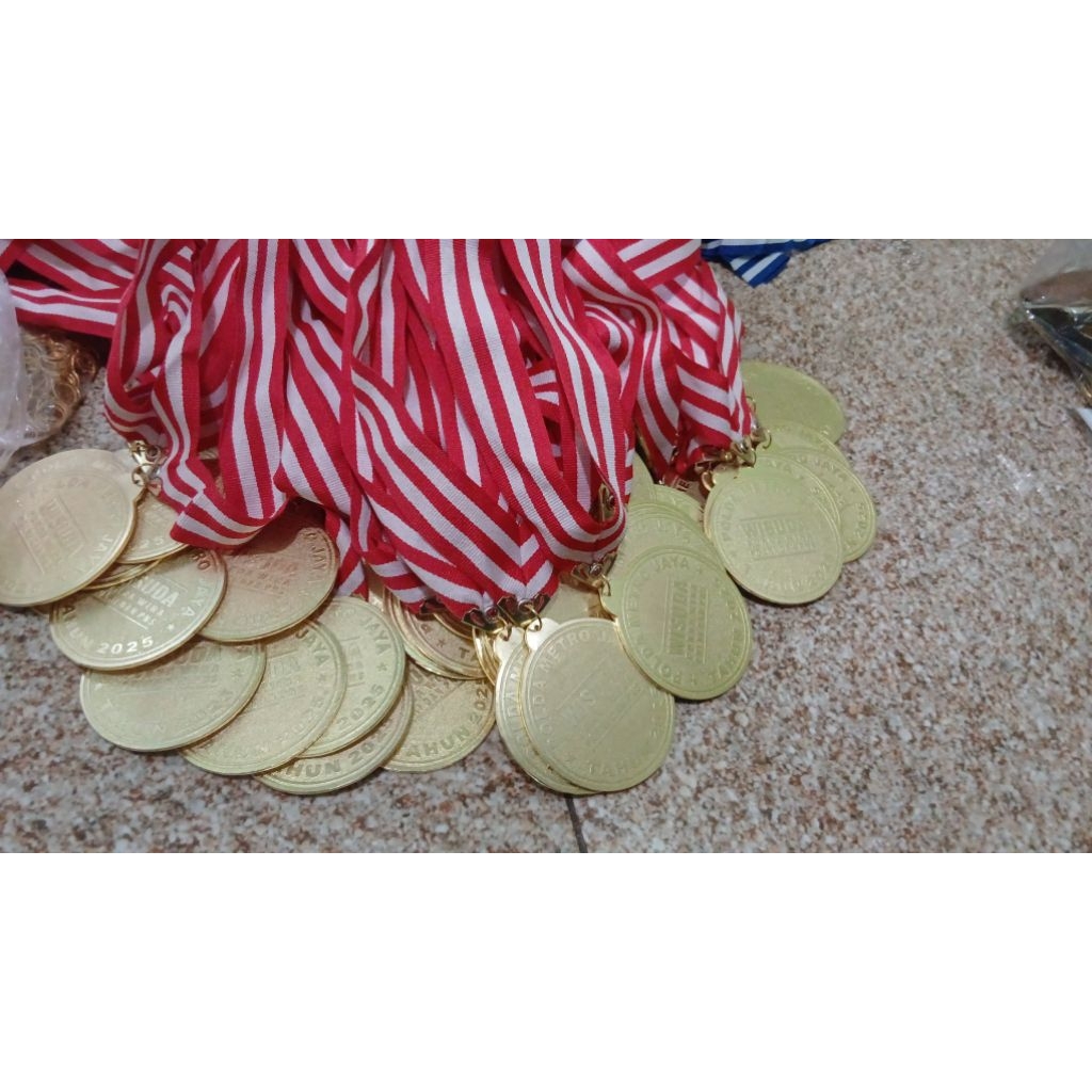 medali logam kuningan emas perak perunggu