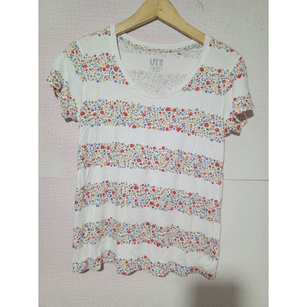 baju kaos lengan pendek wanita uniqlo ut size S fit M second