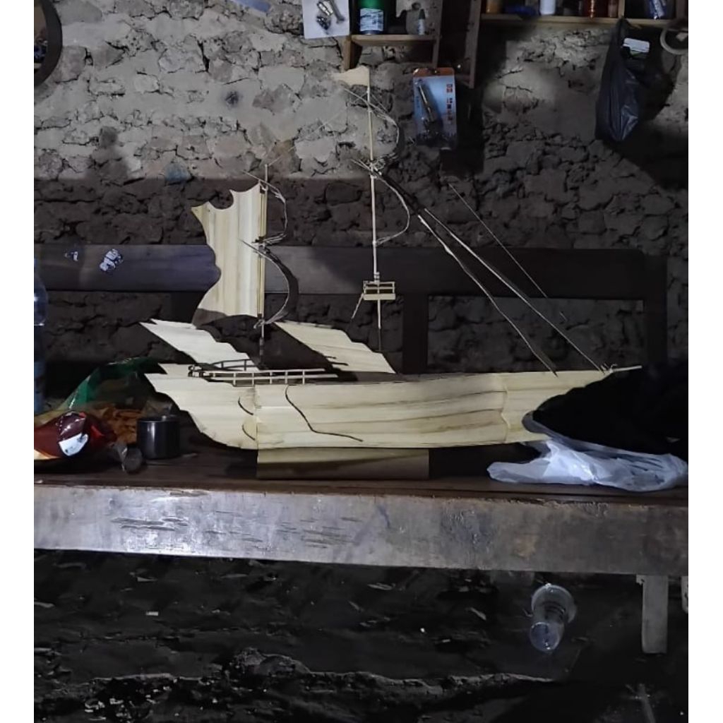 Miniatur kapal dari bambu