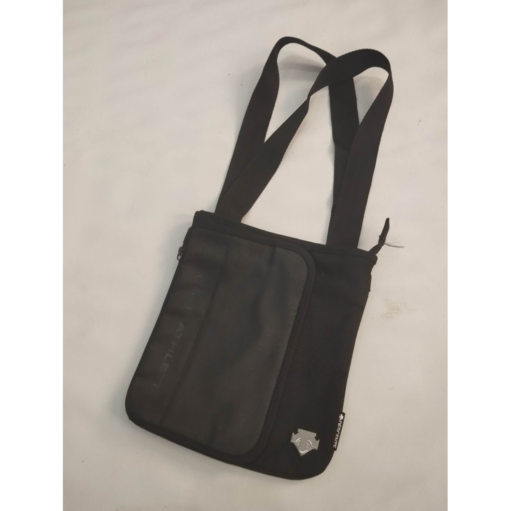 descente sling bag black