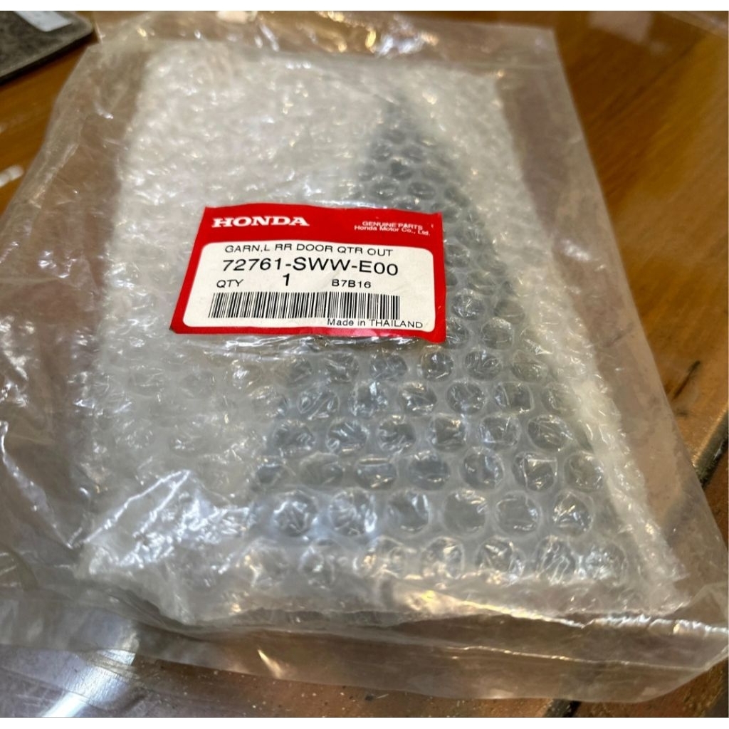 Honda Genuine 72761-SWW-E00 GARNISH ,LEFT REAR DOOR QUARTER OUTER HONDA CRV 2007-2008