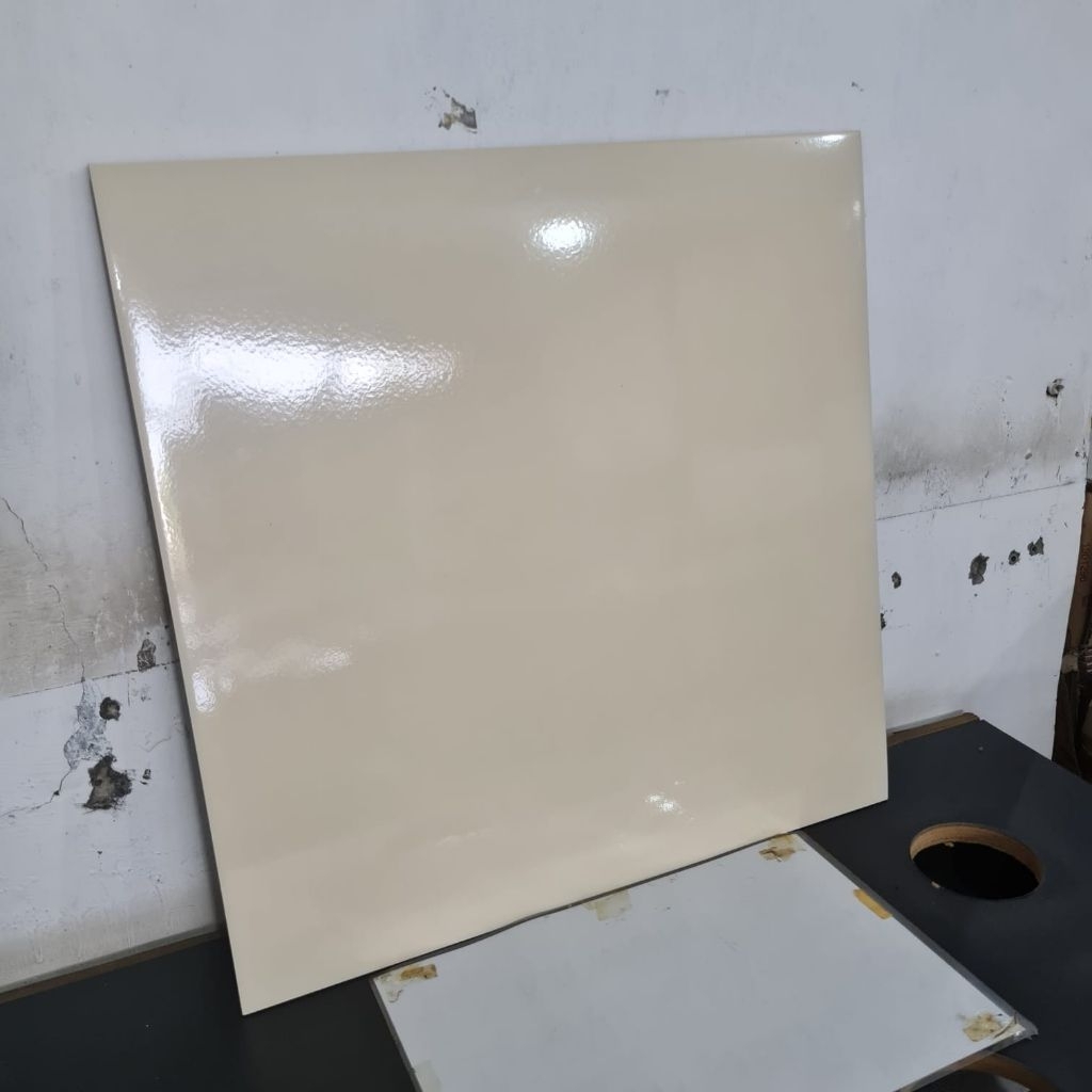 keramik lantai 50x50/keramik cutting crem polos/keramik cream polos cuting/keramik polos crem kilap 