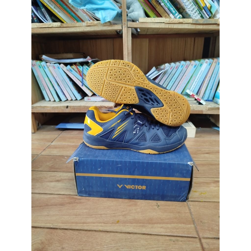 Sepatu Badminton Perfly Decathlon Original Second Size 42, 26,5 cm Like New