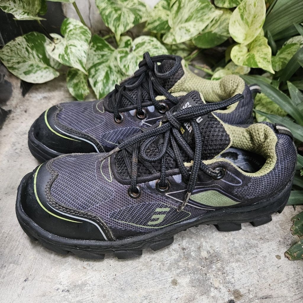 sepatu second safety jogger size 39(24cm)
