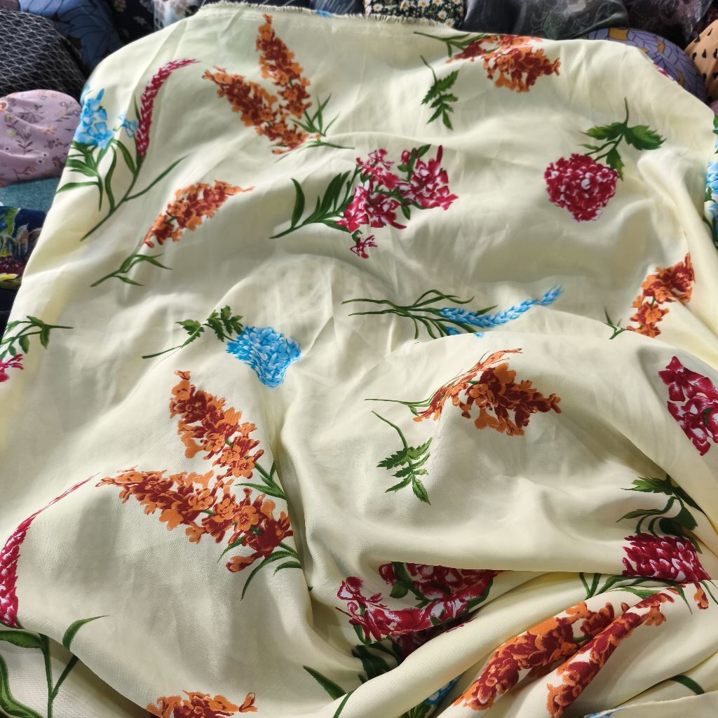 BAHAN SATIN SILK FLORAL | Tekstur Mewah, Elegan, dan Mengembang untuk Kebaya, Gaun Pesta, dan Dress.