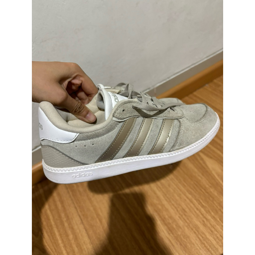 (Preloved) Sneakers Wanita
