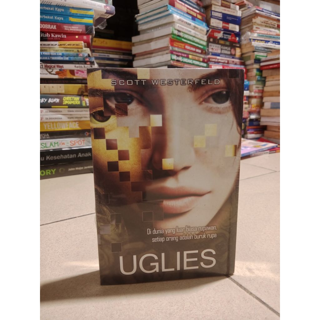 BUKU NOVEL UGLIES Di dunia yang luar biasa Rupawan, setiap orang adalah buruk rupa