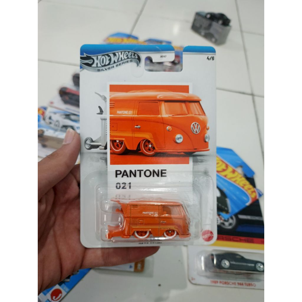 HOT WHEELS COOL KOMBI PANTONE