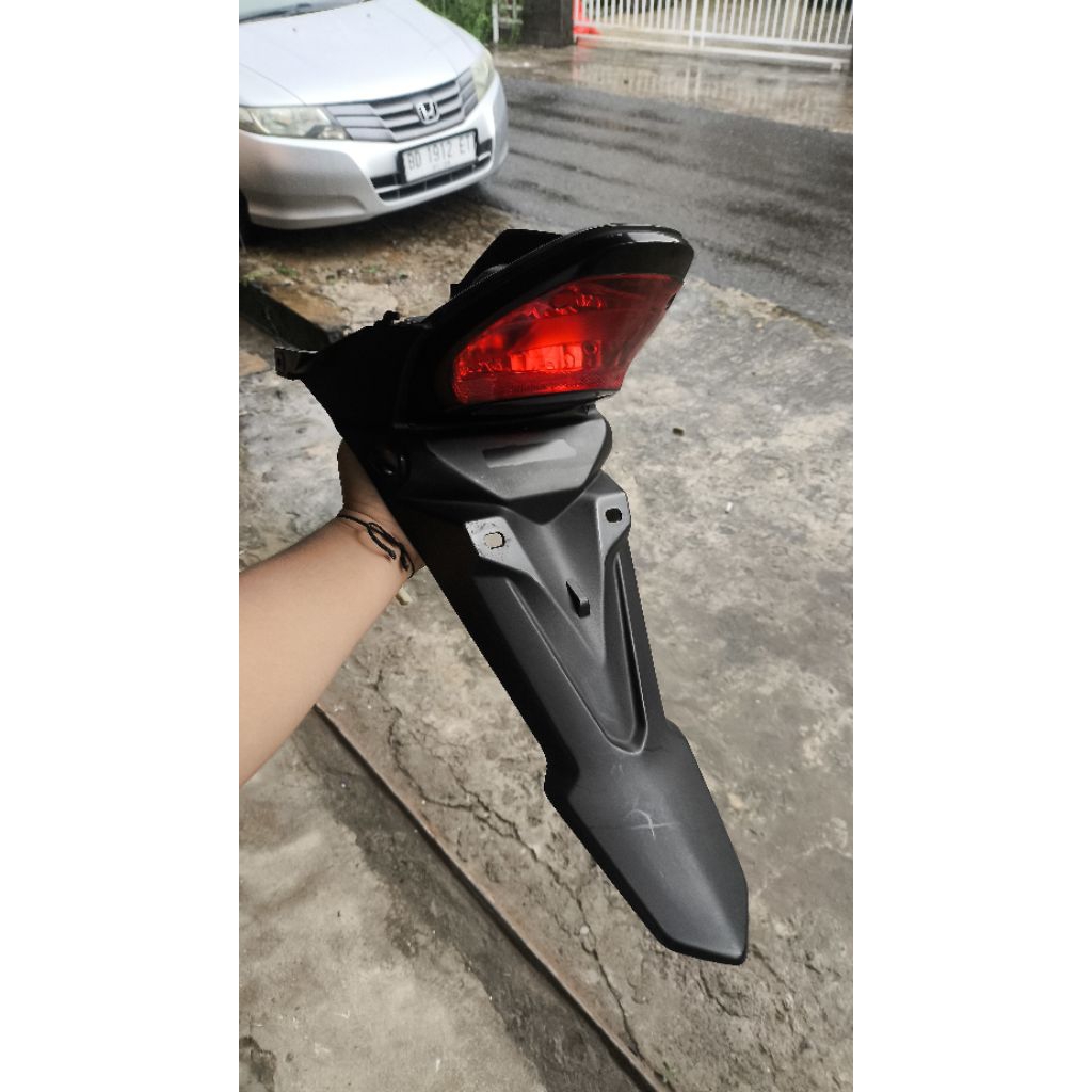 spakbor belakang cb150verza