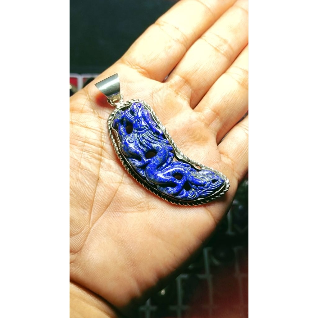 Natural batu lapis lazuli liontin ukir Naga