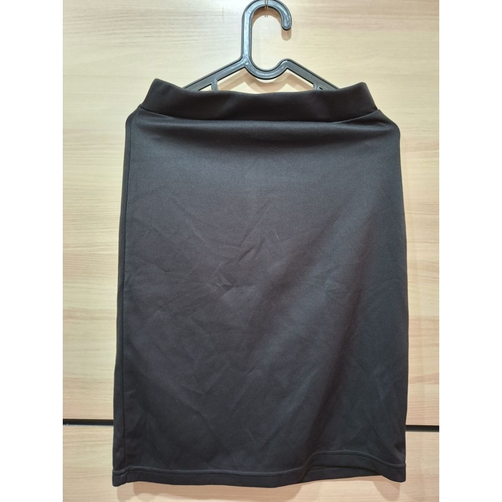 Rok Hitam Pendek Spandex Preloved