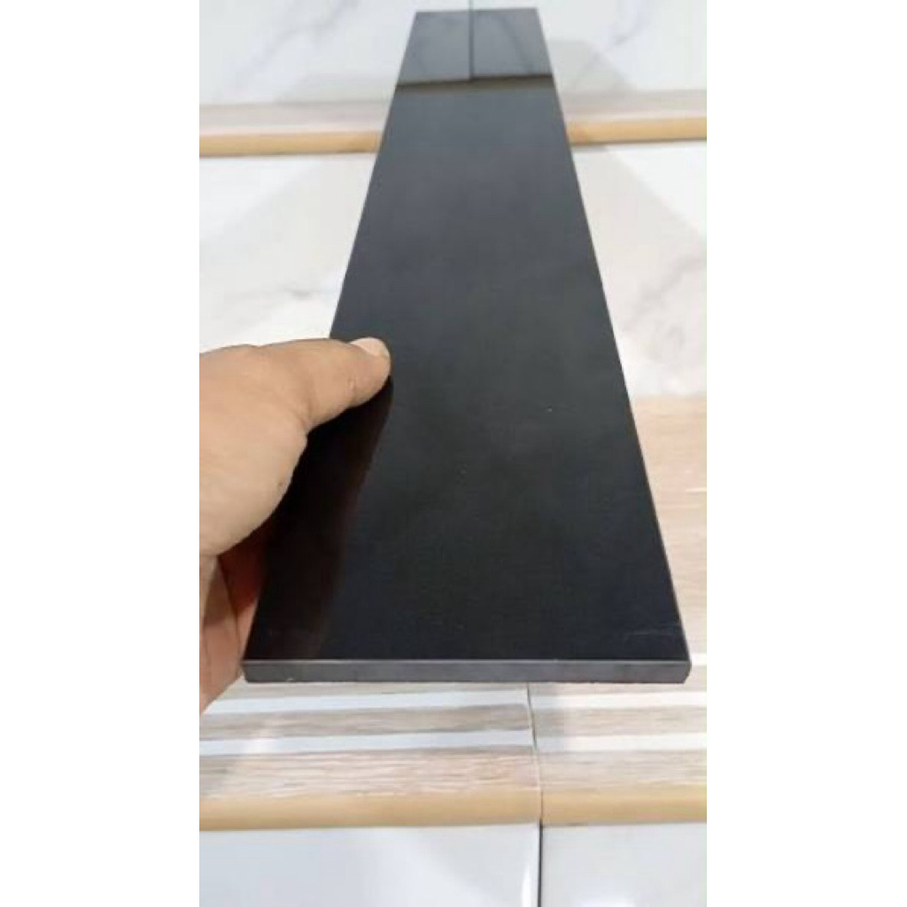 plin Granit 15x60 hitam polos glossy
