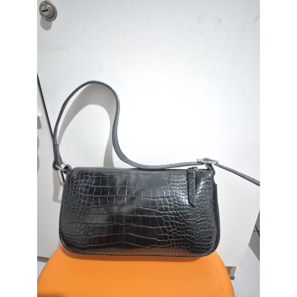 [preloved] Stradivarius - Tas selempang hitam