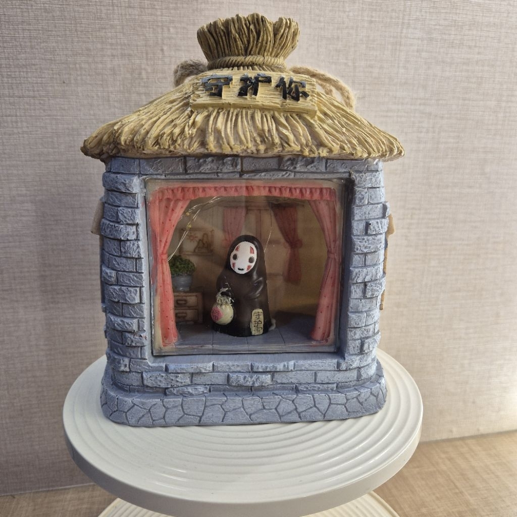 lampu malam atau pajangan figur Kanoashi (No-Face) dari film "Spirited Away" karya Studio Ghibli, se