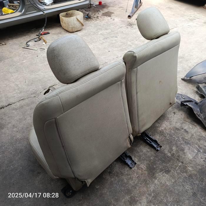 Jok / kursi belakang (baris ke 2) Bekas mobil Nissan grand Livina L10