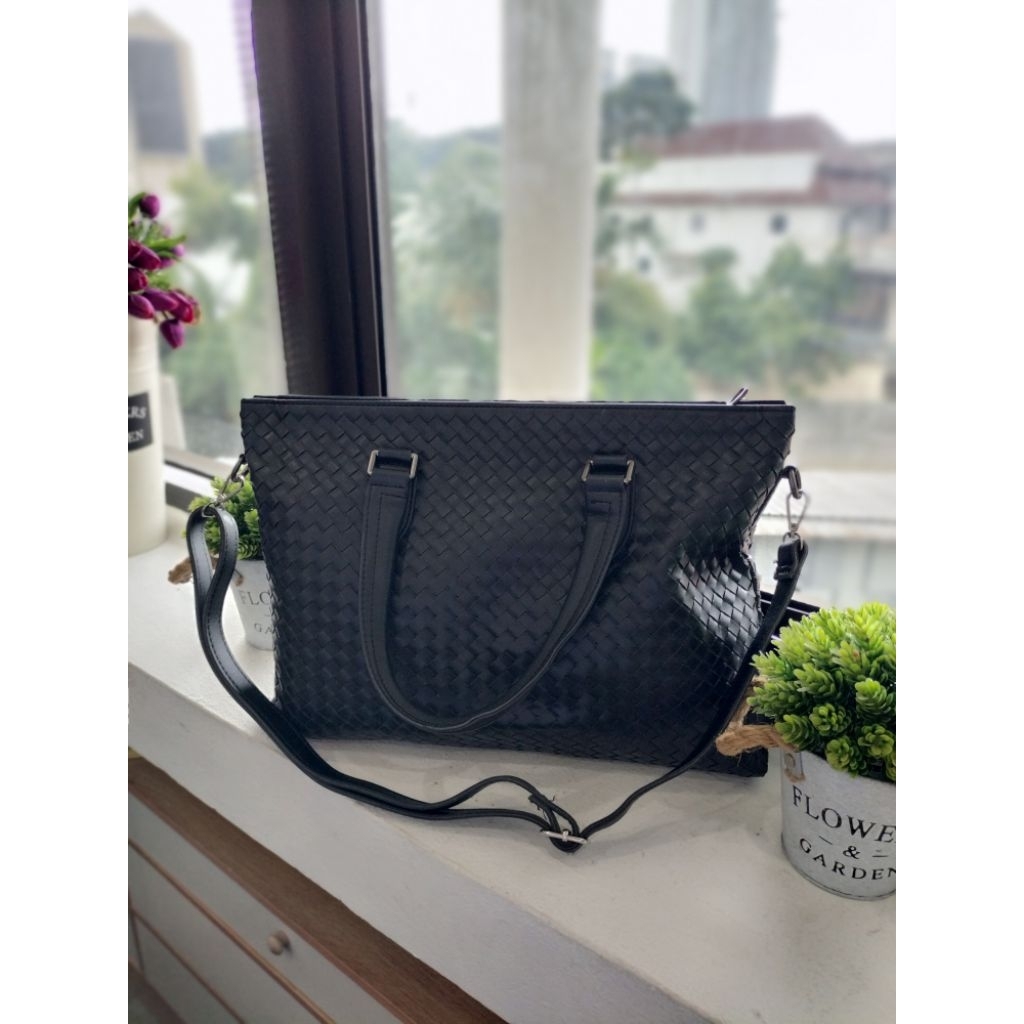 Tas wanita/ Totebag anyaman hitam - Bottega Vnt