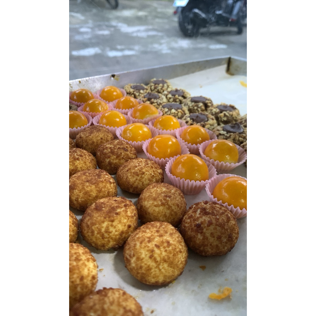 Kue Kering  by Moomtaz Bakery