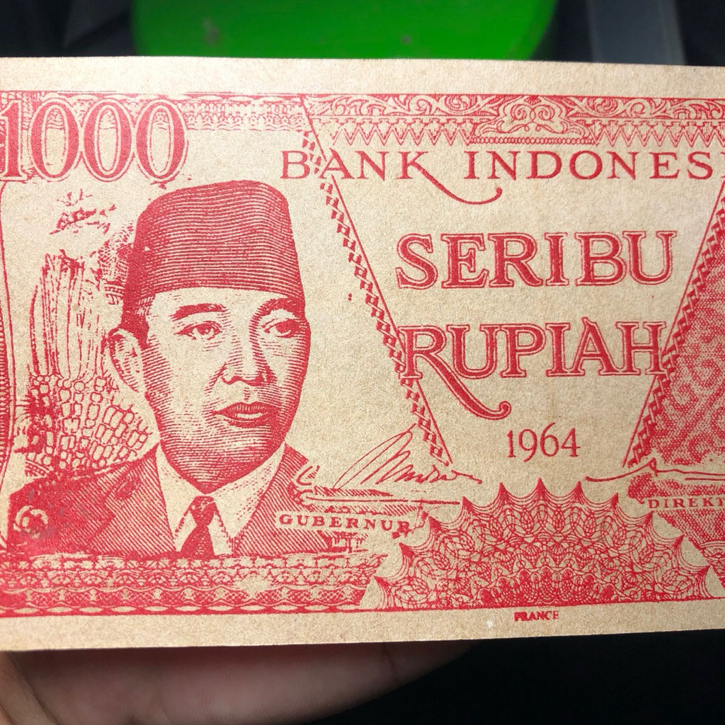 Uang Kertas Soekarno 1000 Rupiah Merah dan Hijau Melengkung di air es