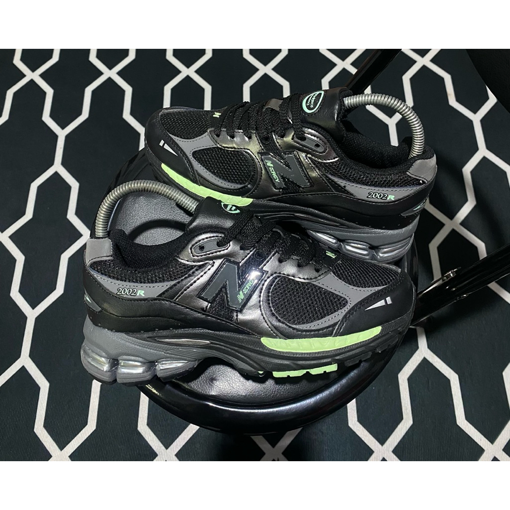nb 2002r black green