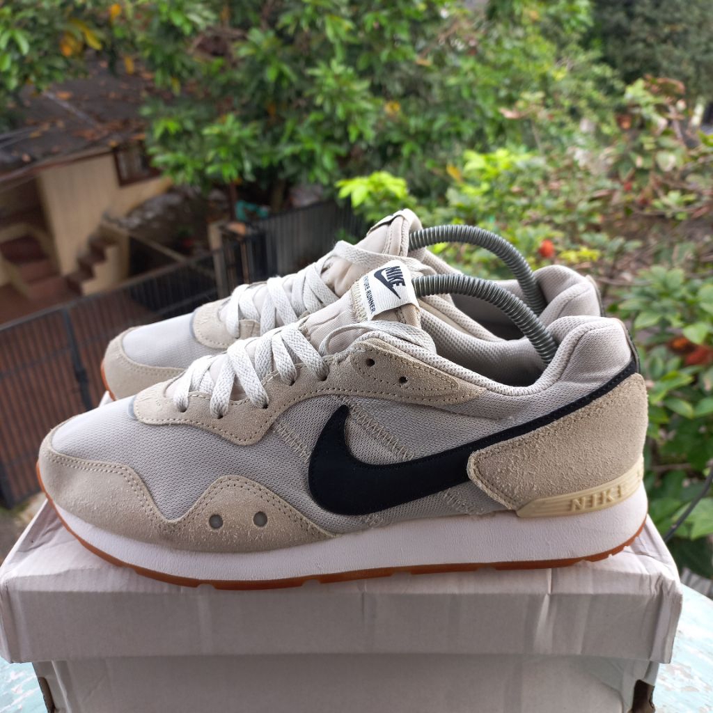 Sepatu casual venture runner size 42.5