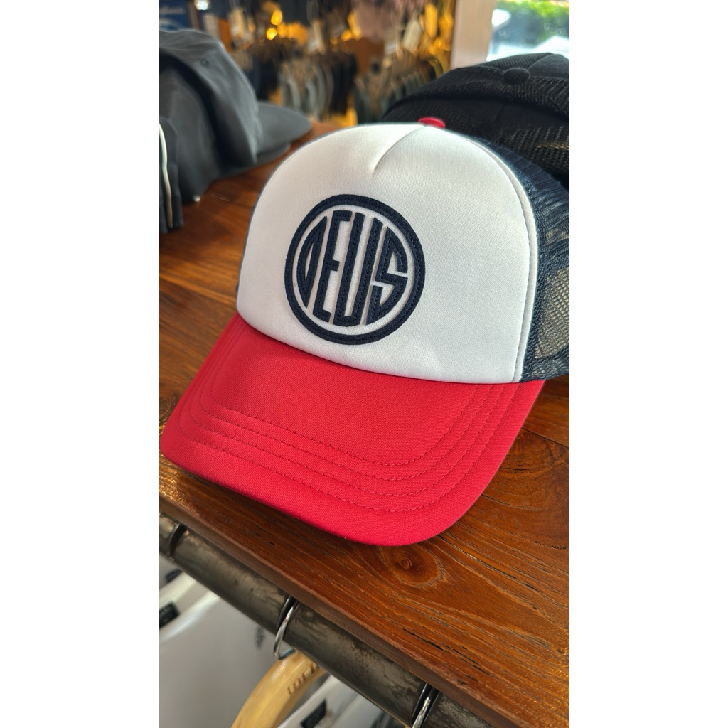TOPI PRIA DEUS EX MACHINA ORIGINAL TRUCKER