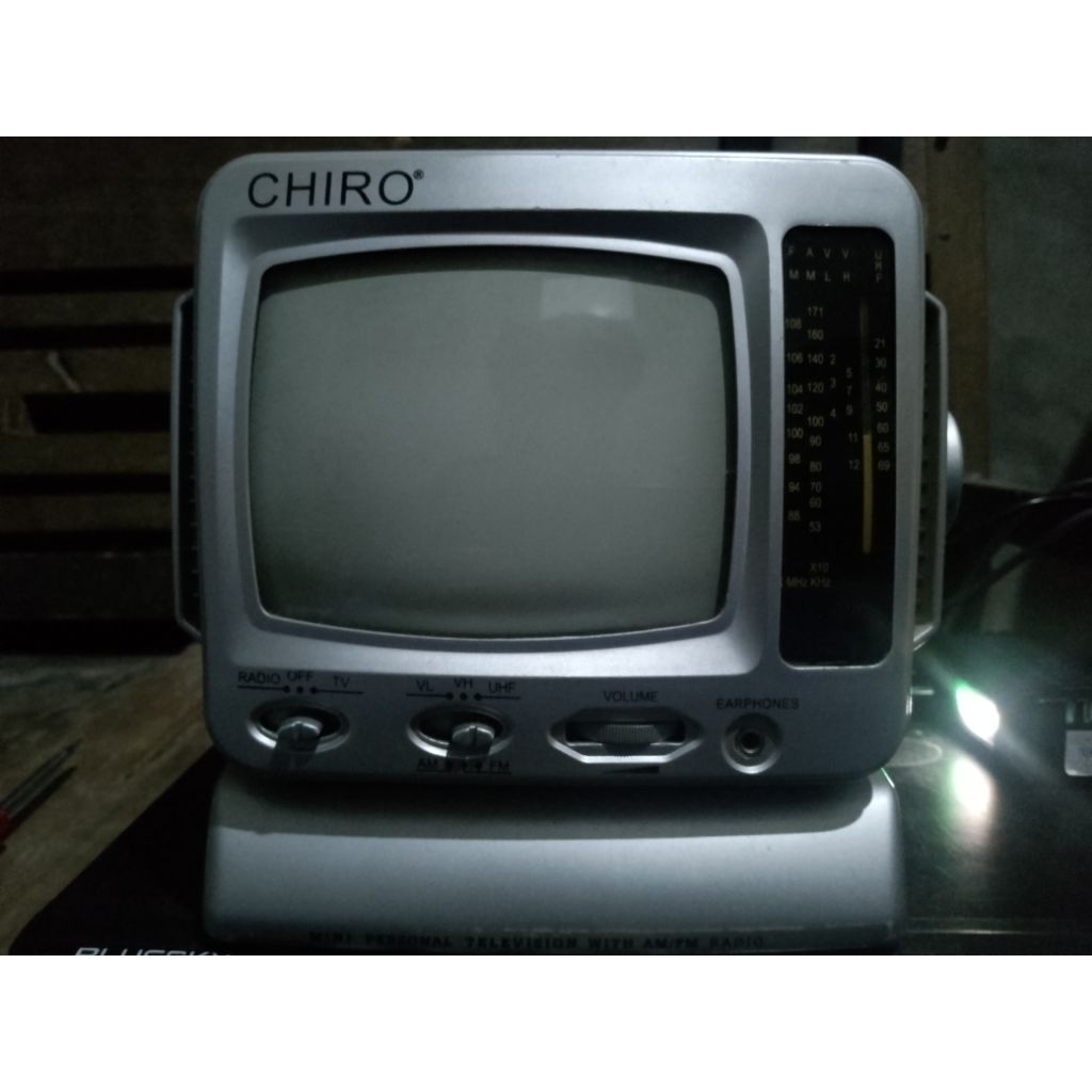 TV mini hitam putih CHIRO 5" nyala normal