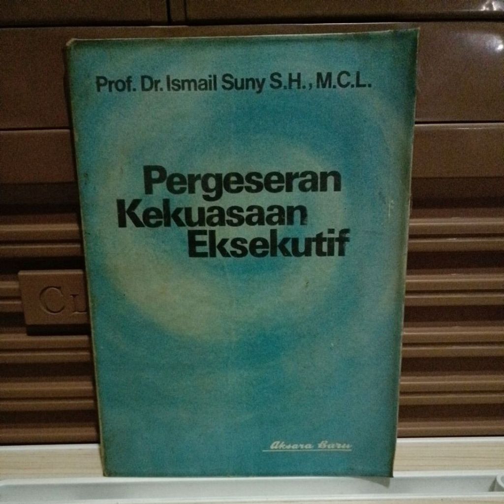 Buku Original - Pergeseran kekuasaan Eksekutif oleh Ismail Suny