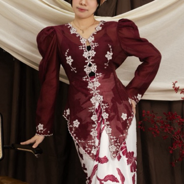 DELTA Kebaya Alea - Kebaya Bordir Encim Klasik Peranakan Bunga Bunga Imlek Wisuda Kondangan