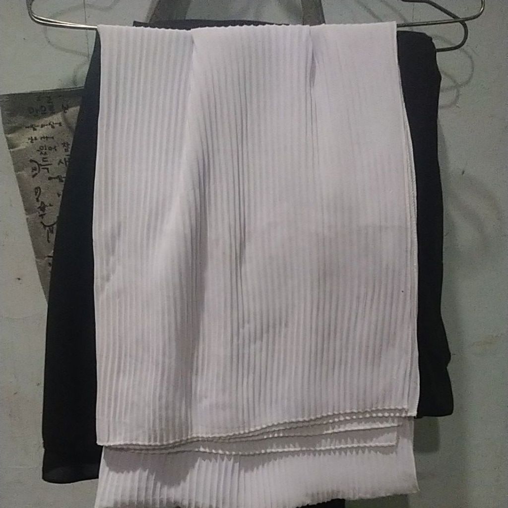 PRELOVED PASMINA PLISKET PUTIH
