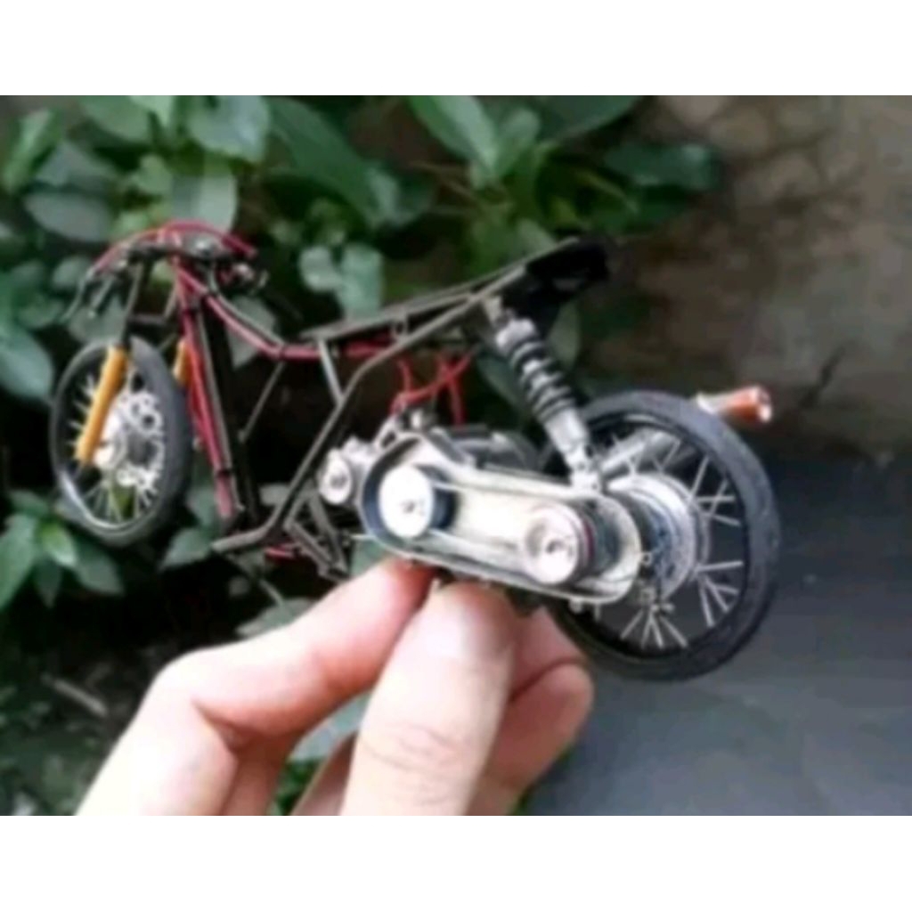 miniatur motor drag Yamaha aerox hitam gloosy sudah ada mesin nya
