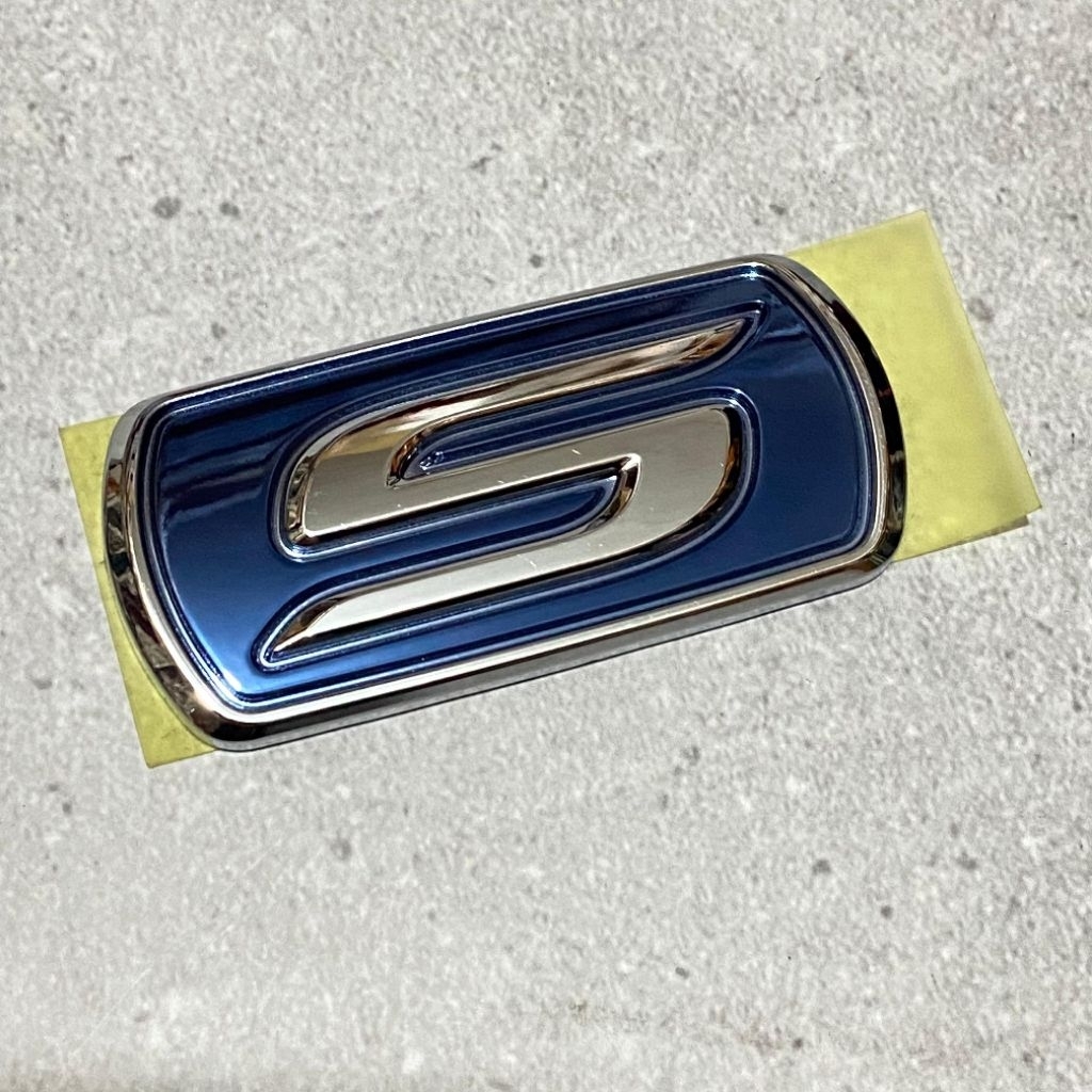 EMBLEM TIPE S BLUE AVANZA ORIGINAL EMBLEM TIPE S BIRU BAGASI BELAKANG AVANZA