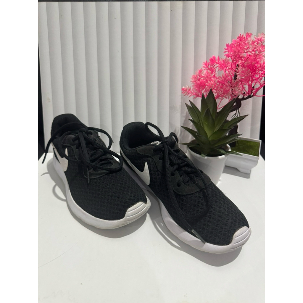 Sepatu Dewasa NIKE Running Size 36.5 Insol 23cm Warna Hitam Putih Second/ Preloved Sepatu Lari