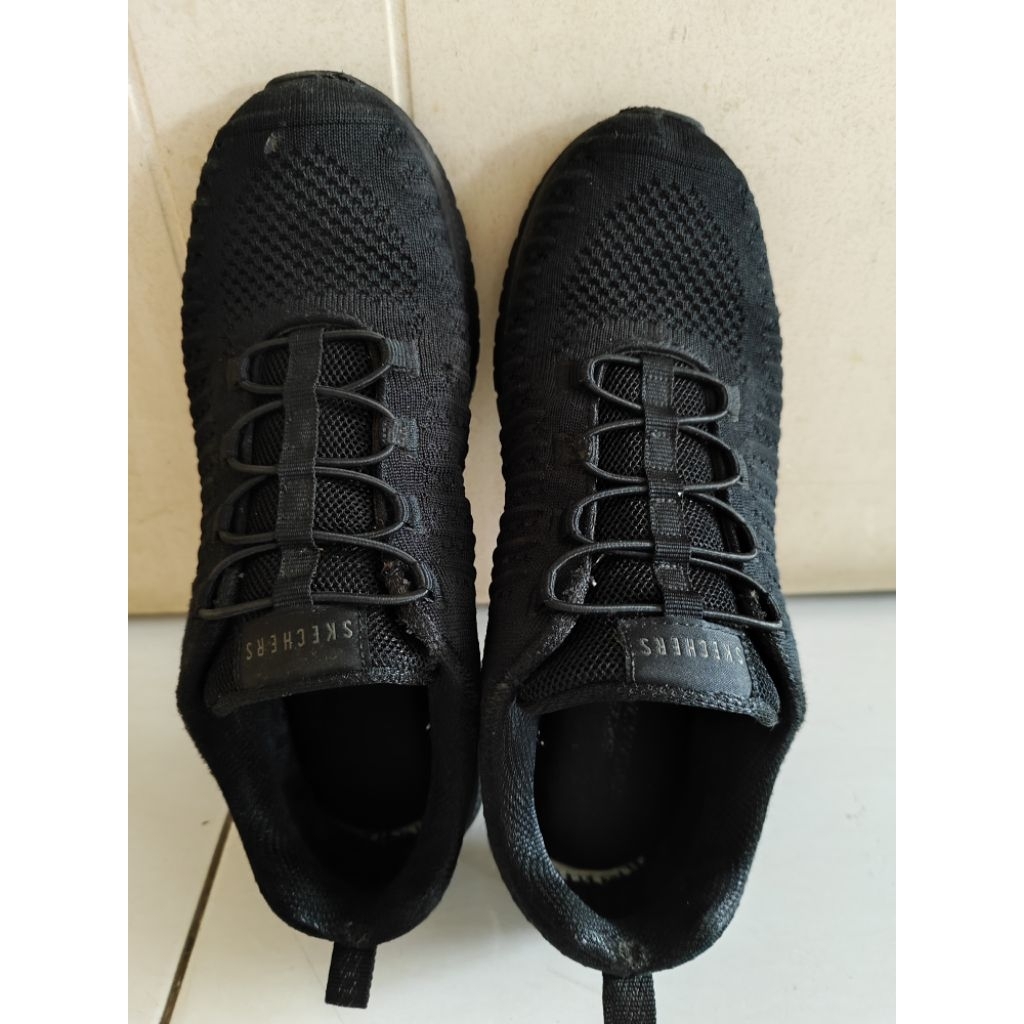 preloved Sepatu Wanita Skechers Hitam 38